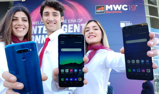 삼성전자와 LG전자가 세계 최대 모바일 전시회 'MWC2019' 에서 5G 스마트폰을  경쟁을 벌인다. MWC 개막을 이틀 앞둔 23일(현지시간) LG전자 모델들이 실속형 스마트폰 신제품 3종을 소개하고 있다. LG전자 제공